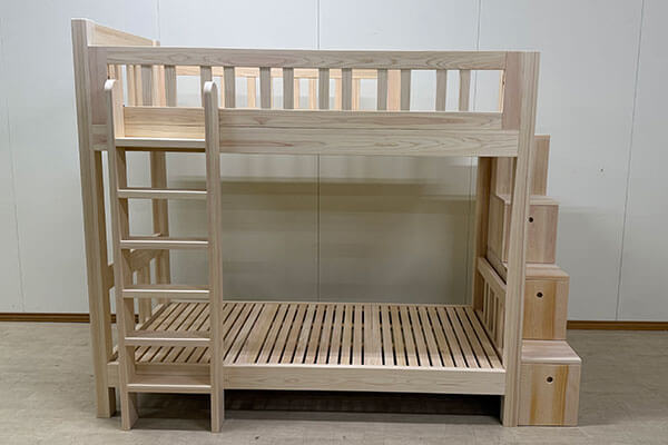 セミシングル・コンパクト設計の階段付きひのき二段ベッド 2510025