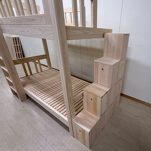 セミシングル・コンパクト設計の階段付きひのき二段ベッド 2510025