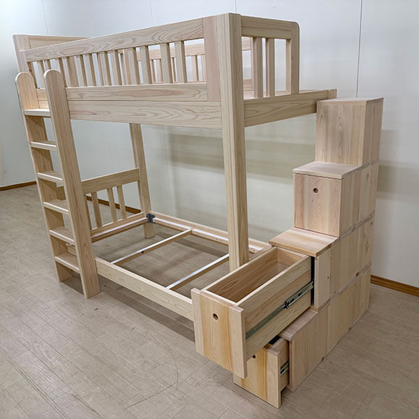 セミシングル・コンパクト設計の階段付きひのき二段ベッド 2510025