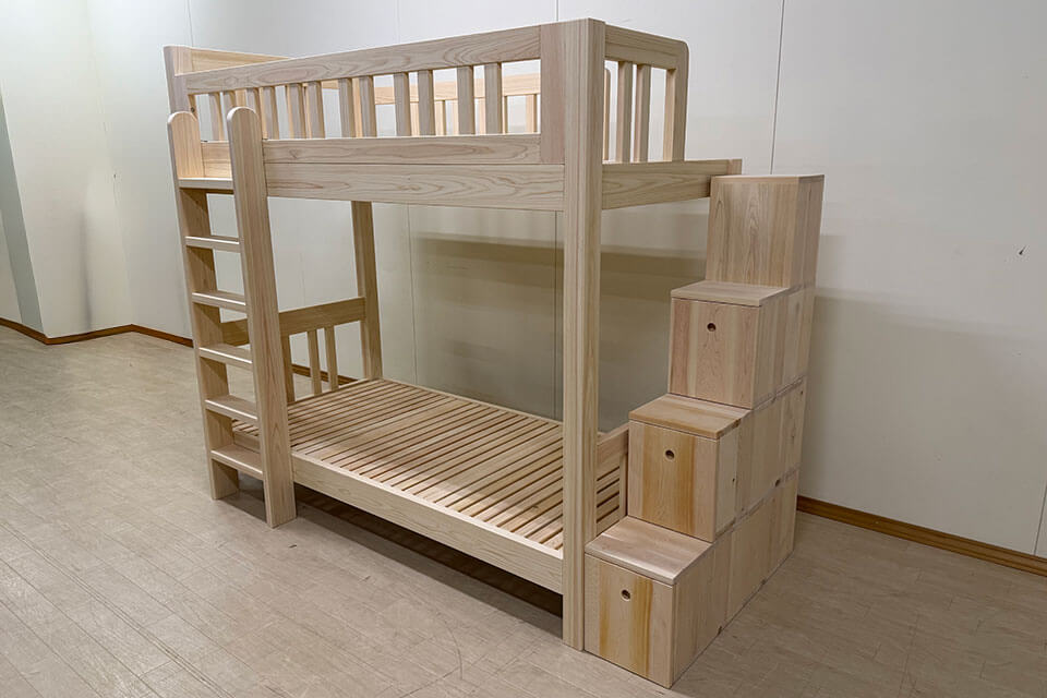 セミシングル・コンパクト設計の階段付きひのき二段ベッド 2510025